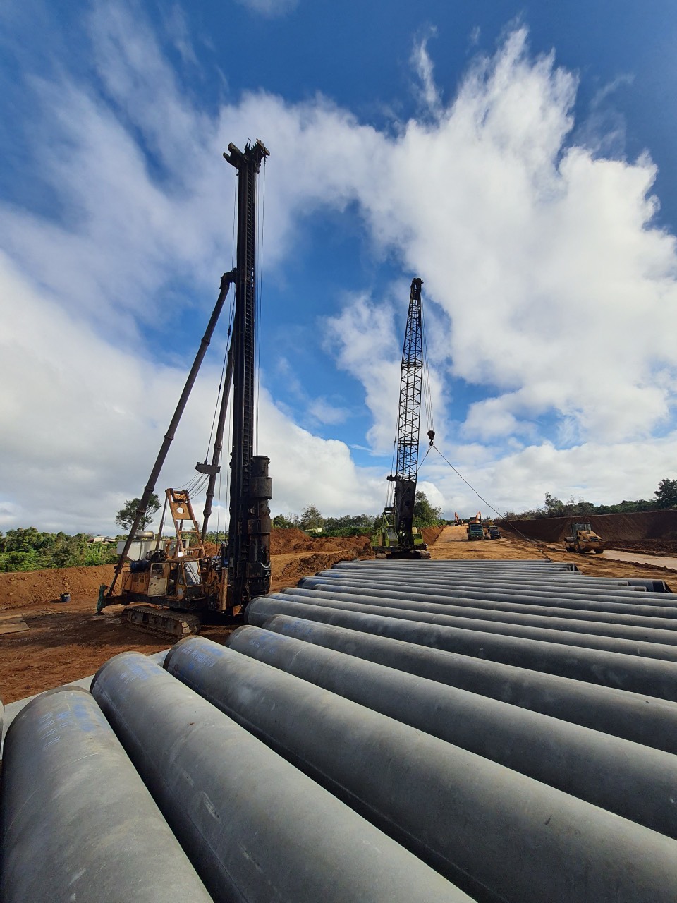 Chuẩn bị mặt bằng cùng thiết bị thi công đầy đủ trước khi tiến hành ép cọc bê tông