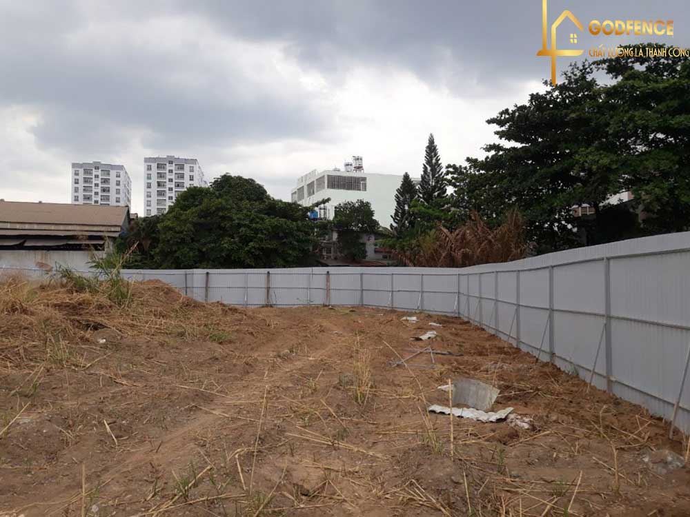 Hàng rào tôn phân cách và bảo vệ công trình