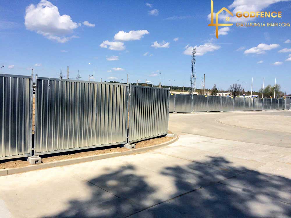 Hàng rào tôn dạng tấm rời có thể di chuyển đến các vị trí khác nhau