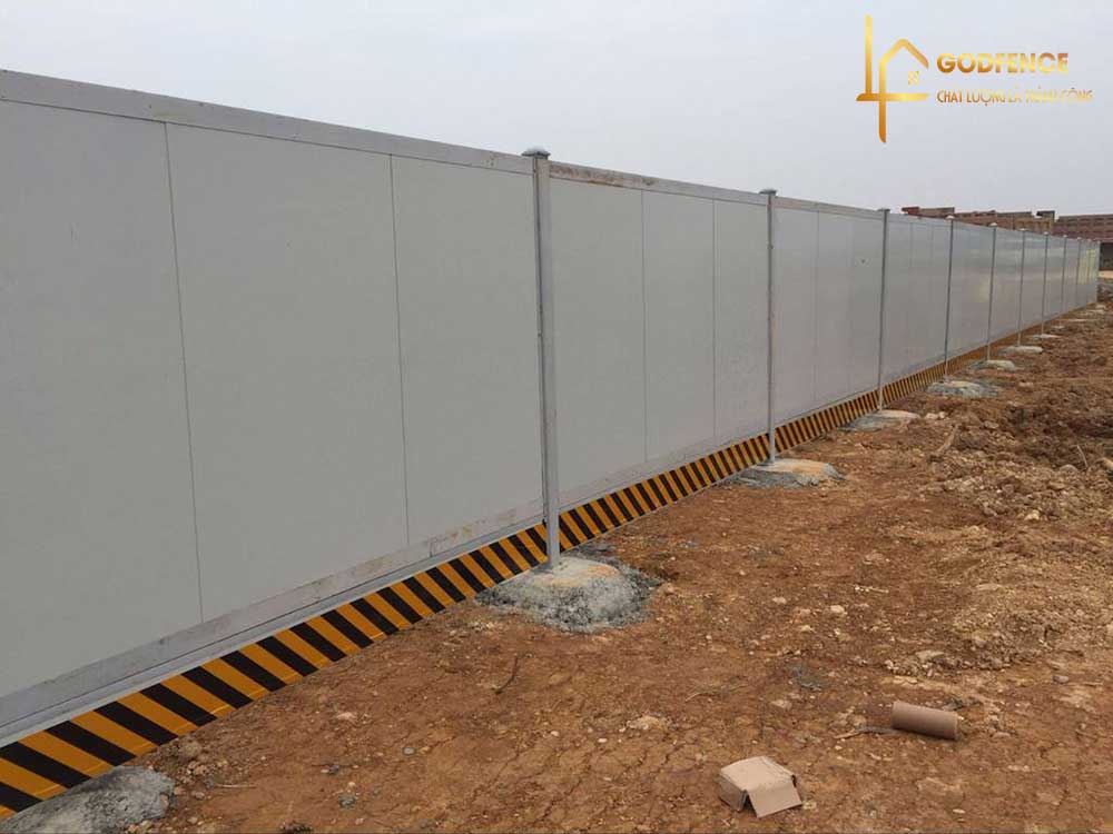 Hàng rào tôn xây dựng bao quanh công trường