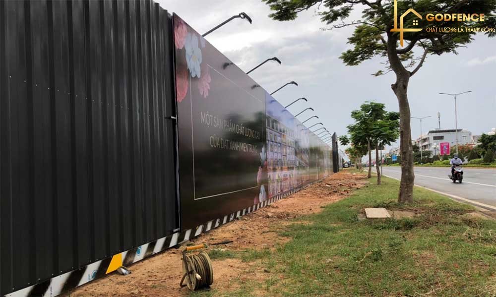 Hàng rào tôn công trường sau thi công