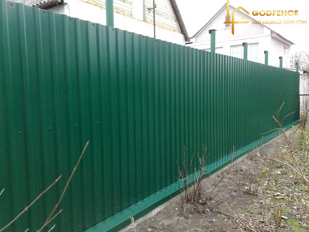 Hàng rào bảo vệ công trường vừa tránh bụi ra bên ngoài